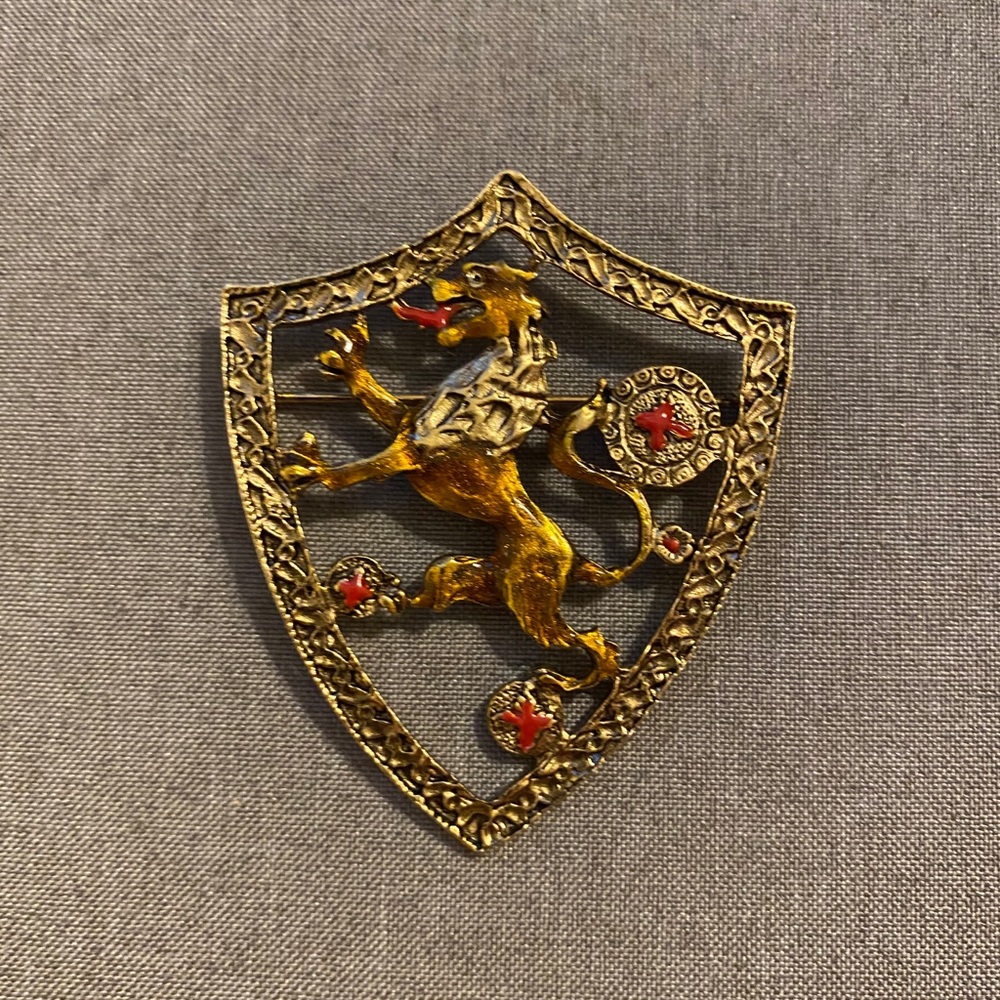 Vintage brass pin, lion crest
